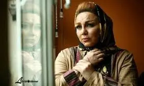 یک خواننده پاپ تیتراژ «همه چی عادیه!» را خواند