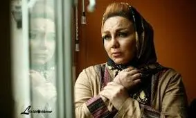 یک خواننده پاپ تیتراژ «همه چی عادیه!» را خواند