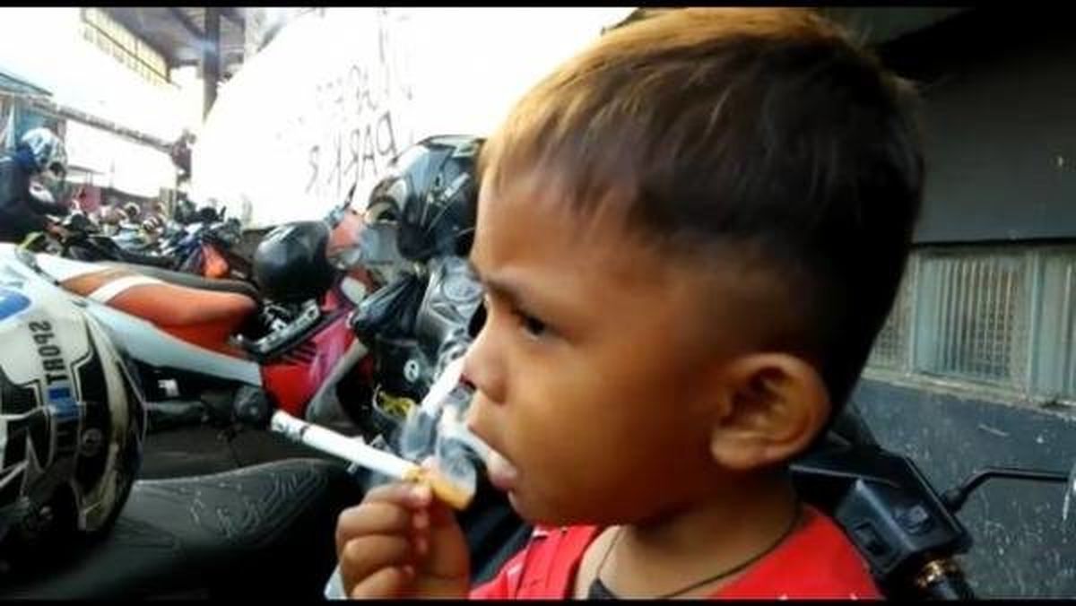 پسر ۲ ساله روزی ۴۰ نخ سیگار می‌کشد! + تصاویر