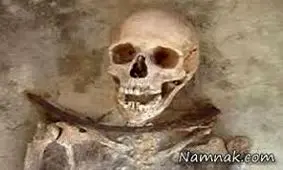 اسکلت پتوپیچ شده انسان در کنار جاده آبادان