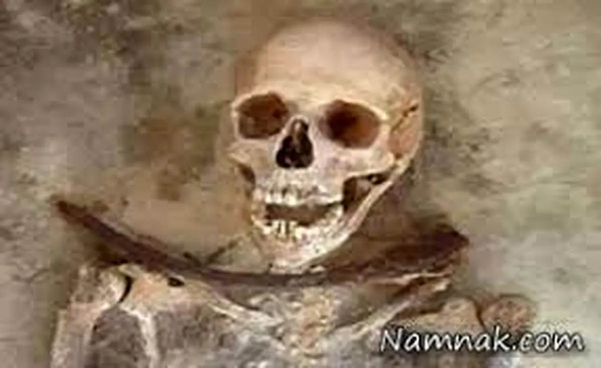 اسکلت پتوپیچ شده انسان در کنار جاده آبادان