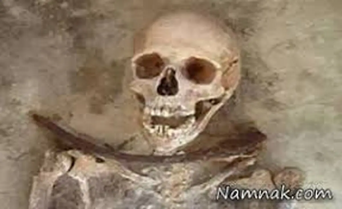 اسکلت پتوپیچ شده انسان در کنار جاده آبادان