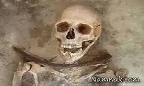 اسکلت پتوپیچ شده انسان در کنار جاده آبادان