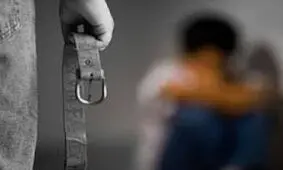 پسر برهنه با شیلنگ سیاه و کبود شد!
