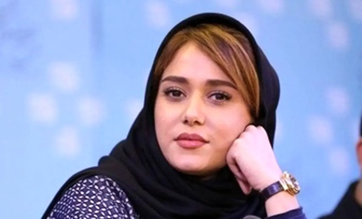 پریناز ایزدیار و تندیس ارزشمندش/ عکس