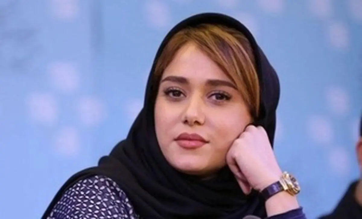 پریناز ایزدیار و تندیس ارزشمندش/ عکس