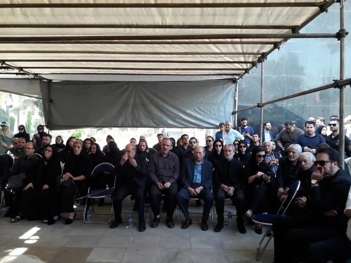 آواز علی نصیریان برای بدرقه انتظامی / حضور پرشمار چهره‌های هنری و سیاسی در تشییع پیکر انتظامی