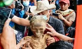 مراسم هولناک بیرون آوردن جسد از قبر ! + عکس 16+