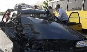 گرفتار شدن زن و مرد معلول در اتاقک پراید پس از برخورد با اتوبوس + تصاویر