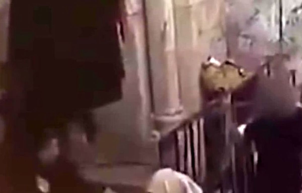 مردی با چاقو به افسر پلیس در بازار حمله می کند.