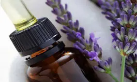 ۱۰ خاصیت درمانگر روغن اسطوخودوس که نباید از آن‌ها غافل شد!