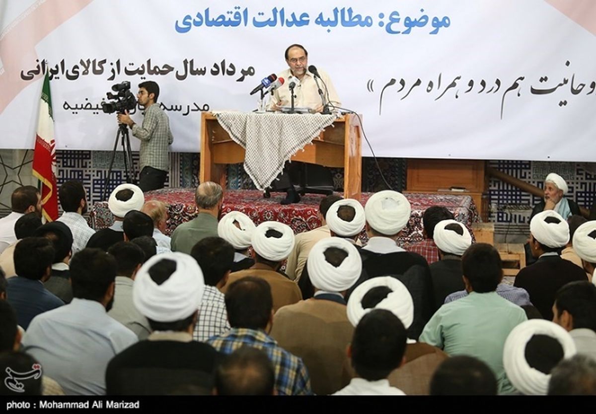 در حوزه علمیه به مسائل روز کشور و مسائل حل نشده توجه نمیشود