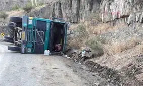 واژگونی یک دستگاه تانکر حامل مواد سوختی در مسیر مریوان - سنندج