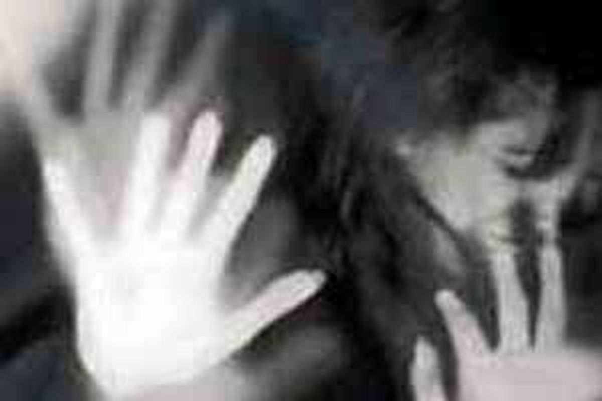 دختر جوان با آرایش غلیظ و لباس های نافرم خودش را عرضه می کرد !