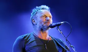 اجرای خواننده چپ‌گرا برای کارگران اخراجی