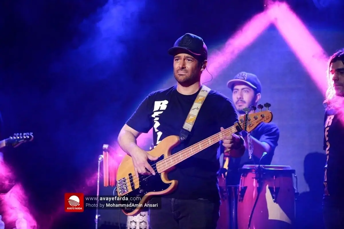 تعظیم محمدرضا گلزار به تماشاگران کنسرت/ عکس