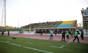 توهین تماشاگران به پرسپولیسی‌ها و اعتراض‌های بی‌فایده خبرنگاران/ برق رفت!