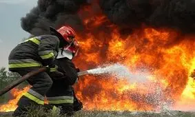 محاصره فروشگاه موادغذایی در شعله های آتش