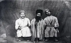 آدمهای کوتوله در دوره قاجاریه در حال گرفتن کشتی