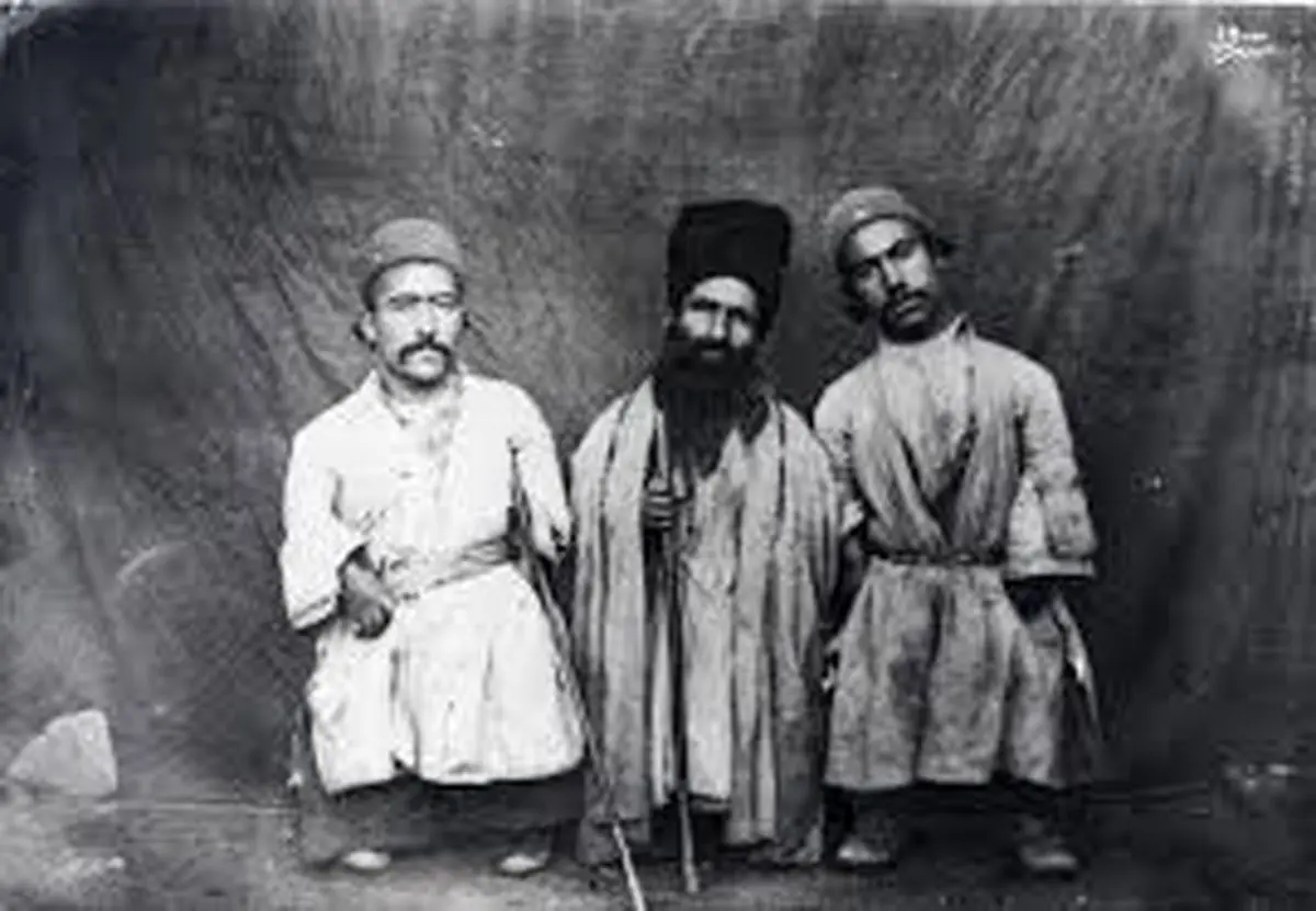 آدمهای کوتوله در دوره قاجاریه در حال گرفتن کشتی