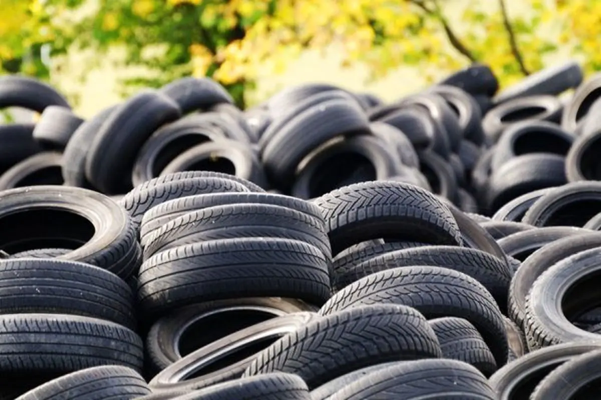 کشف انبار لاستیک های احتکار شده در تربت حیدریه