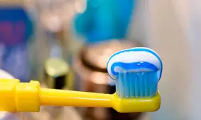 باکتری‌های مسواک بیشتر از توالت! راه نگهداری از مسواک