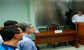 مشایی با لباس زندان در دادگاه