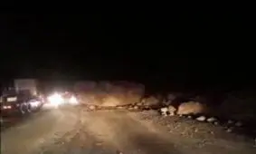 گردنه «سیاه‌طاهر» به دلیل ریزش کوه یکطرفه شد