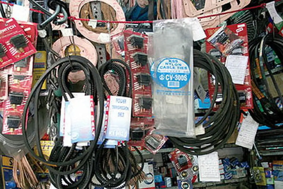 کشف 3 انبار لوازم یدکی احتکار شده در تویسرکان