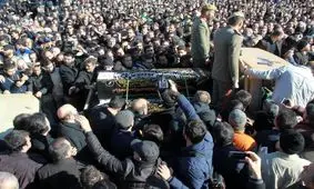 پیکر جانباختگان آتش‌سوزی مریوان بر روی دستان مردم تشییع شد