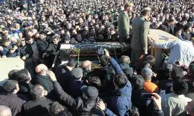 پیکر جانباختگان آتش‌سوزی مریوان بر روی دستان مردم تشییع شد