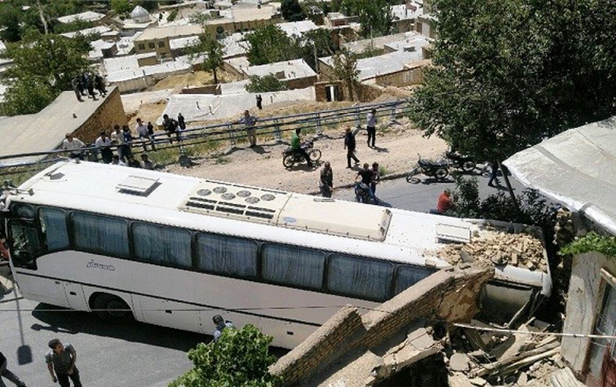 برخورد اتوبوس با دیوار منزل مسکونی در سمیرم