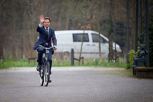 نخست‌وزیری که با دوچرخه سر کار می‌رود