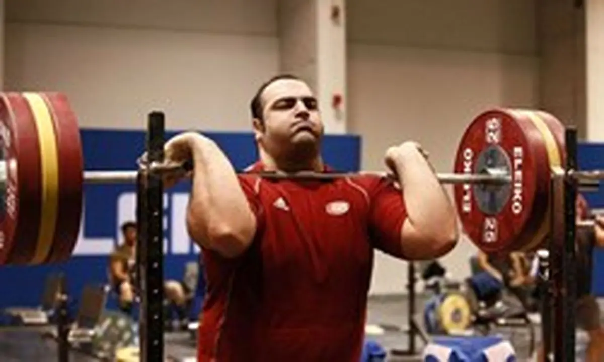 اولی و دومی علی‌حسینی و سلیمی در پایان حرکات یک‌ضرب دسته 105 + کیلوگرم وزنه‌برداری