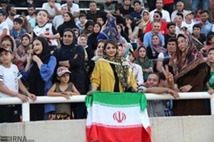 تصویری از حضور زنان در استادیوم کرج در لیگ یک