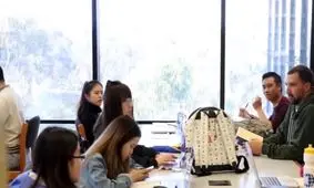 واکنش مردم به صدای بلند زنگ موبایل در کتابخانه !