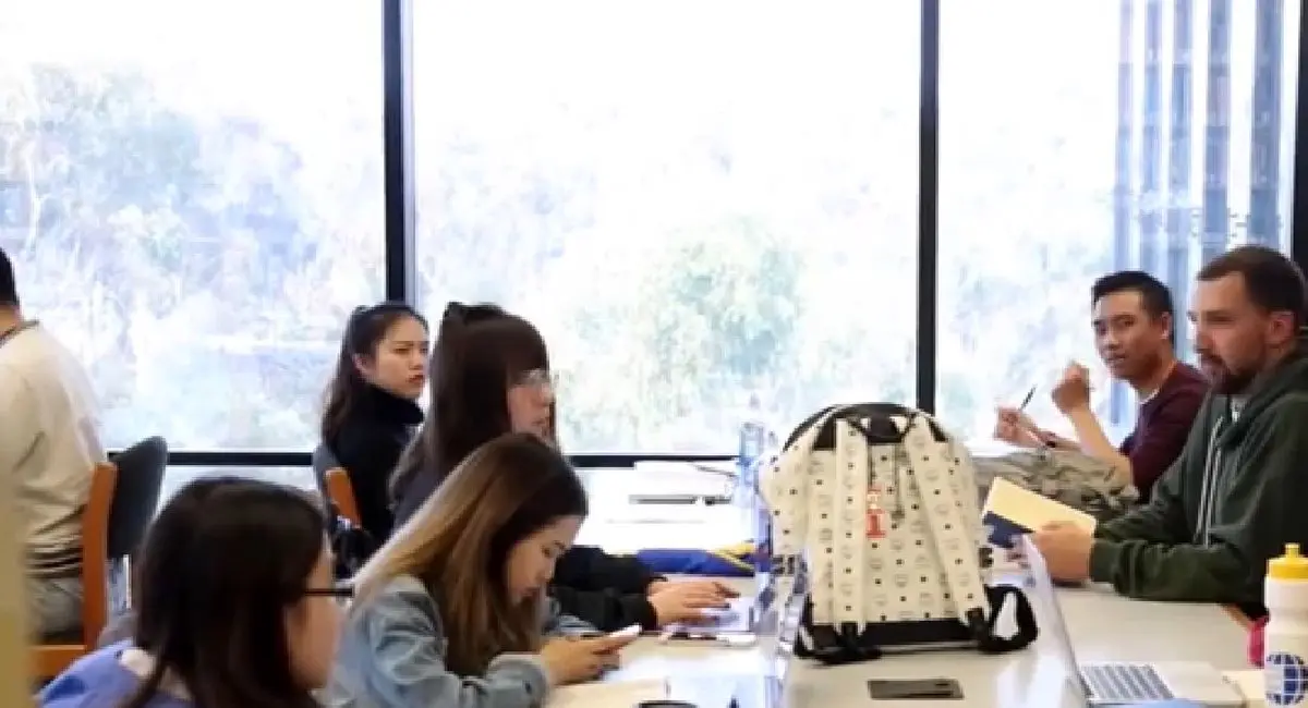 واکنش مردم به صدای بلند زنگ موبایل در کتابخانه !