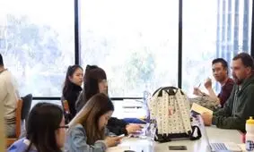 واکنش مردم به صدای بلند زنگ موبایل در کتابخانه !