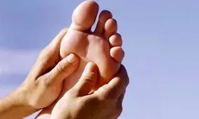 با این ترفندهای طلایی از عرق کردن پاهایتان خلاص شوید؟+ اینفوگرافی