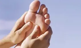 با این ترفندهای طلایی از عرق کردن پاهایتان خلاص شوید؟+ اینفوگرافی