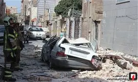 ریزش آوار دیوار پشت بام روی پراید در حال حرکت