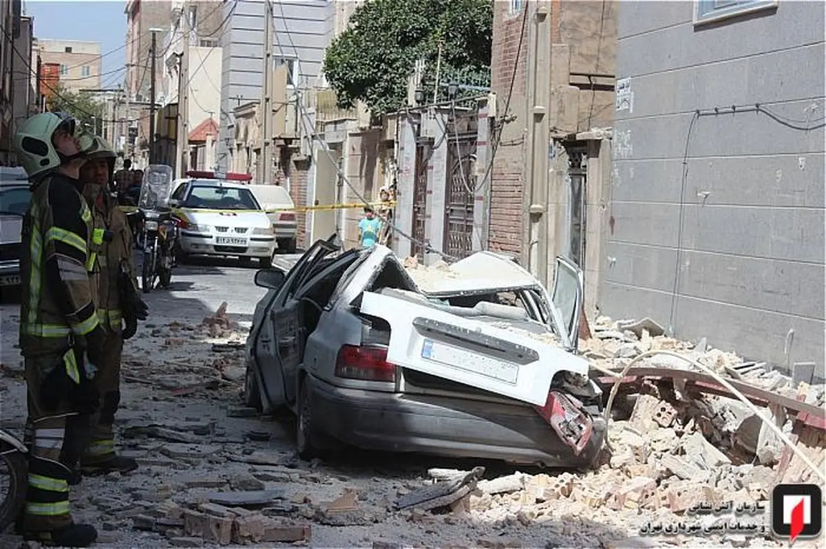 ریزش آوار دیوار پشت بام روی پراید در حال حرکت