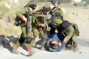 فیلم/ کتک زدن بی رحمانه یک فلسطینی به دست نظامیان رژیم صهیونیستی