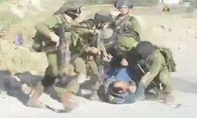 فیلم/ کتک زدن بی رحمانه یک فلسطینی به دست نظامیان رژیم صهیونیستی