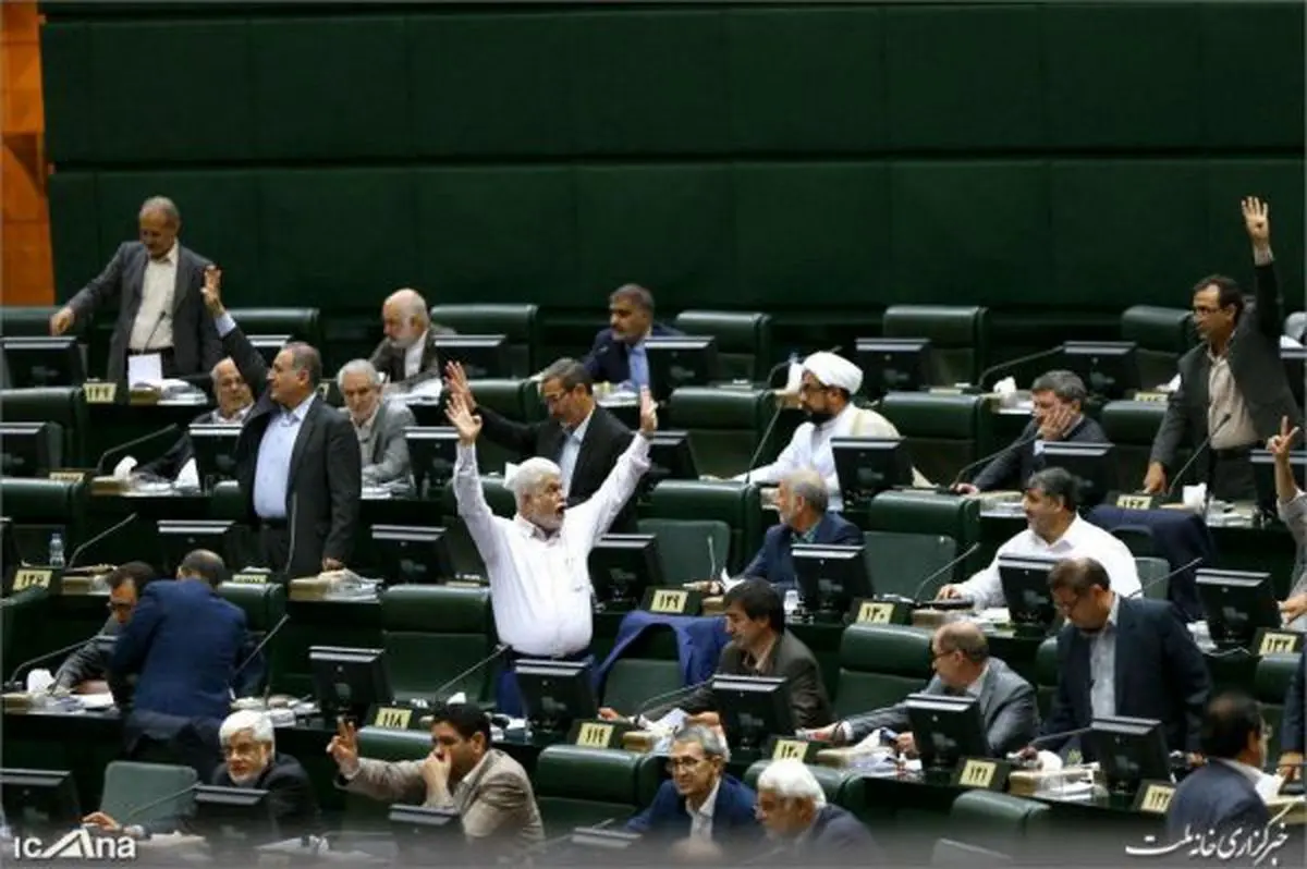 عکس‌ها سخن می‌گویند/ رای‌گیری علنی نشد اما آرای برخی نمایندگان به پاسخ‌های روحانی روشن شد