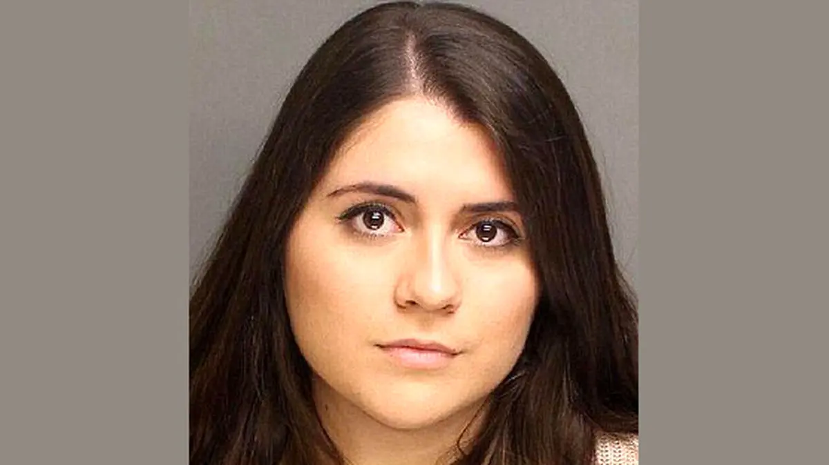 2 پسر شیطان صفت دختری را در سرویس بهداشتی دانشگاه گیر انداختند