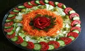 انواع سالاد با تزئین کاهو