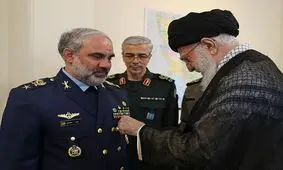 نصب نشان «نصر» بر سینه امیر سرتیپ خلبان شاه‌صفی