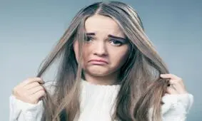 علت اصلی چرب شدن موی سر و راههای کاهش آن