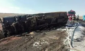 یک تریلر پس از واژگونی آتش گرفت